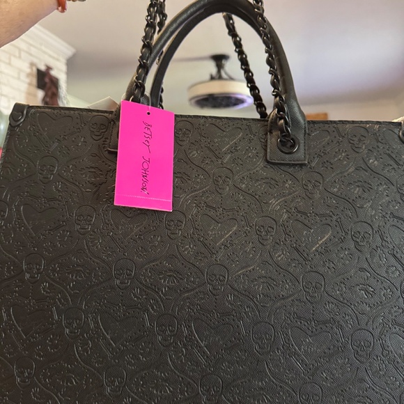 Betsey Johnson Black Skull Embossed Tote NWT - Picture 4 of 8